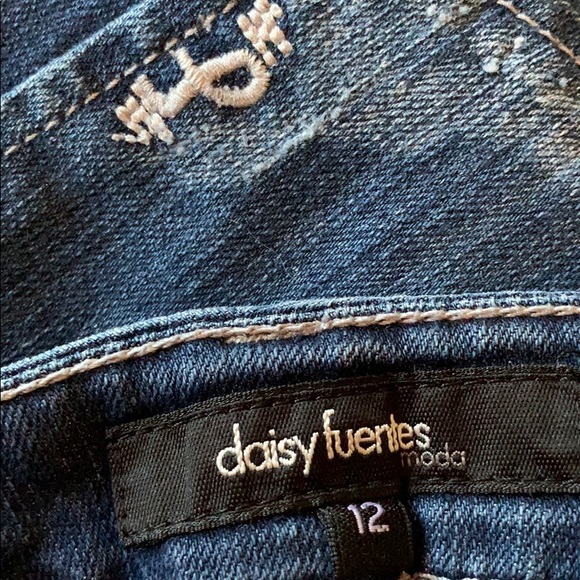 Daisy Fuentes distressed jeans - Picture 8 of 8